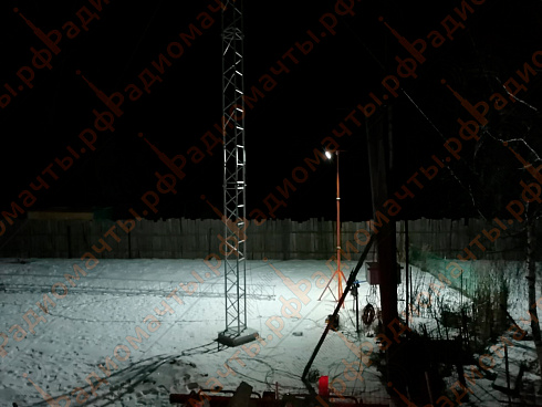 Осветительный комплекс ОК-1 4.2м в работе в ночное время. Освещение при монтаже ферменной мачты Призма-36 метров