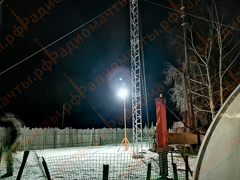 Освещения площадки при монтаже фермной мачты серии Призма-36 метров осветительным комплексом ОК-1 (4.2м) 2х100Вт